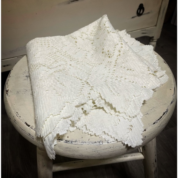 Elegant White Lace Tablecloth - Picture 3 of 4